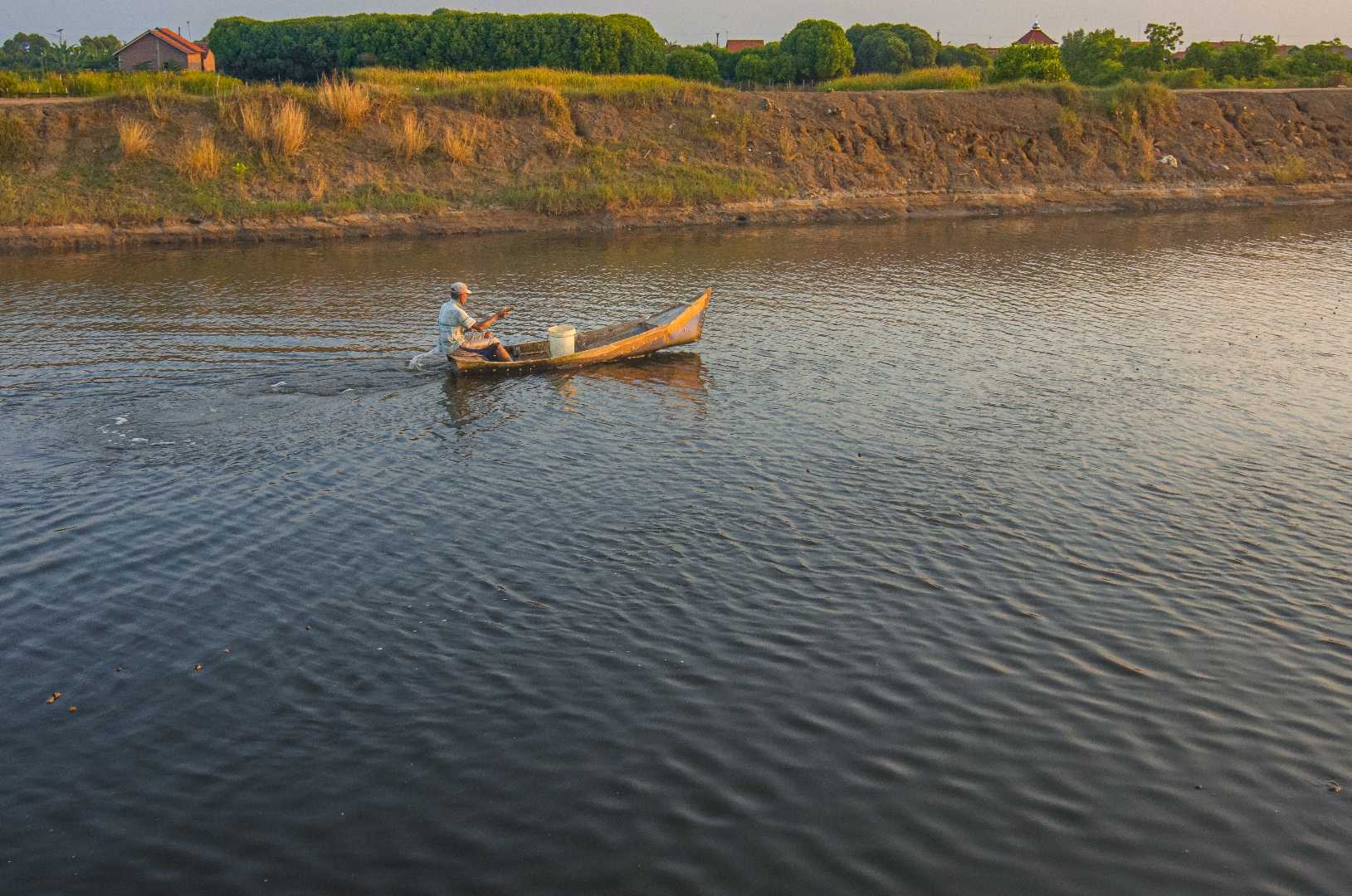 mencari ikan disungai 