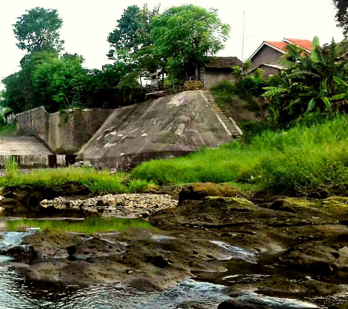 aliran sungai pedesaan Glagah 