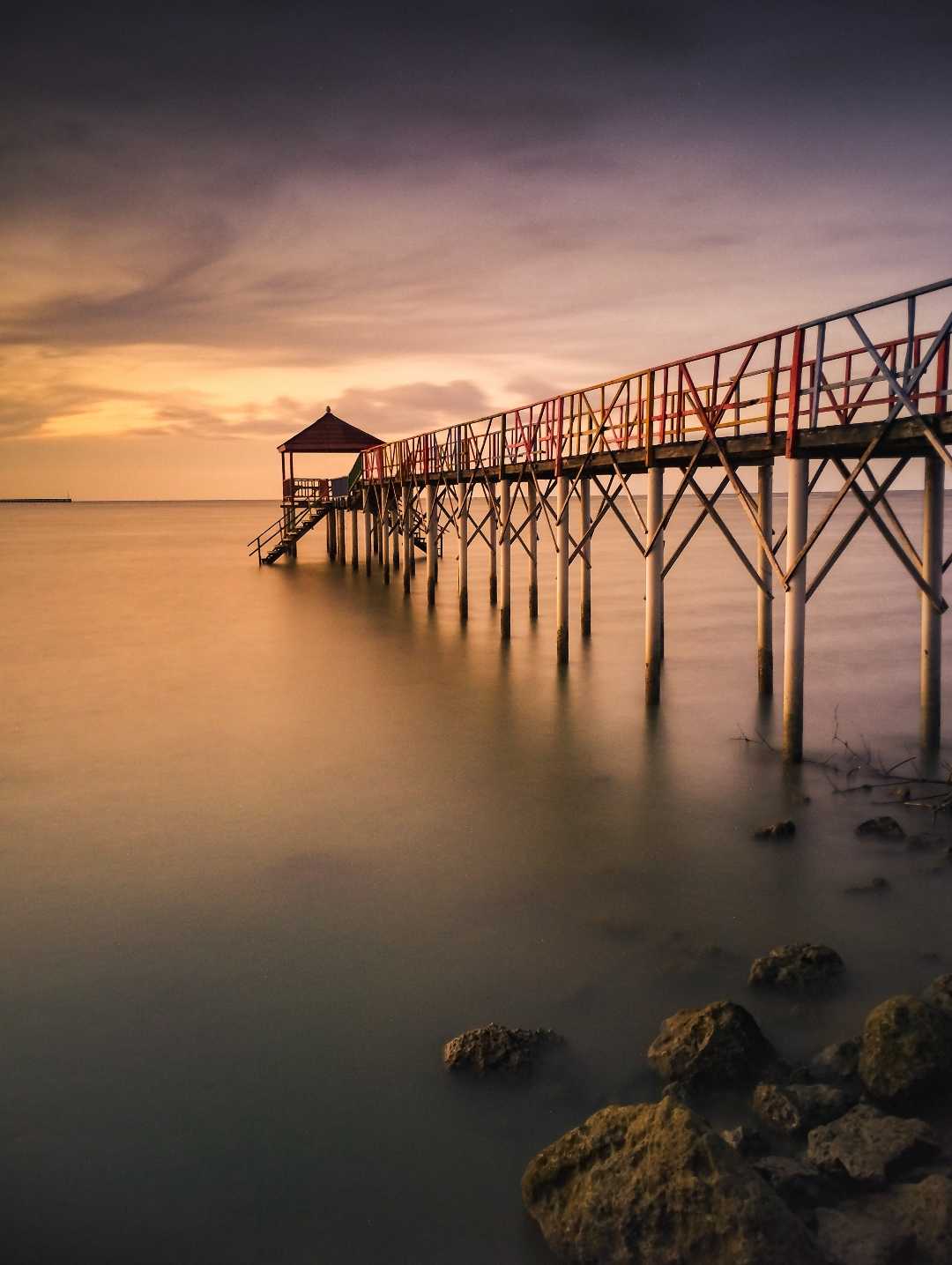 Senja di muara pantai