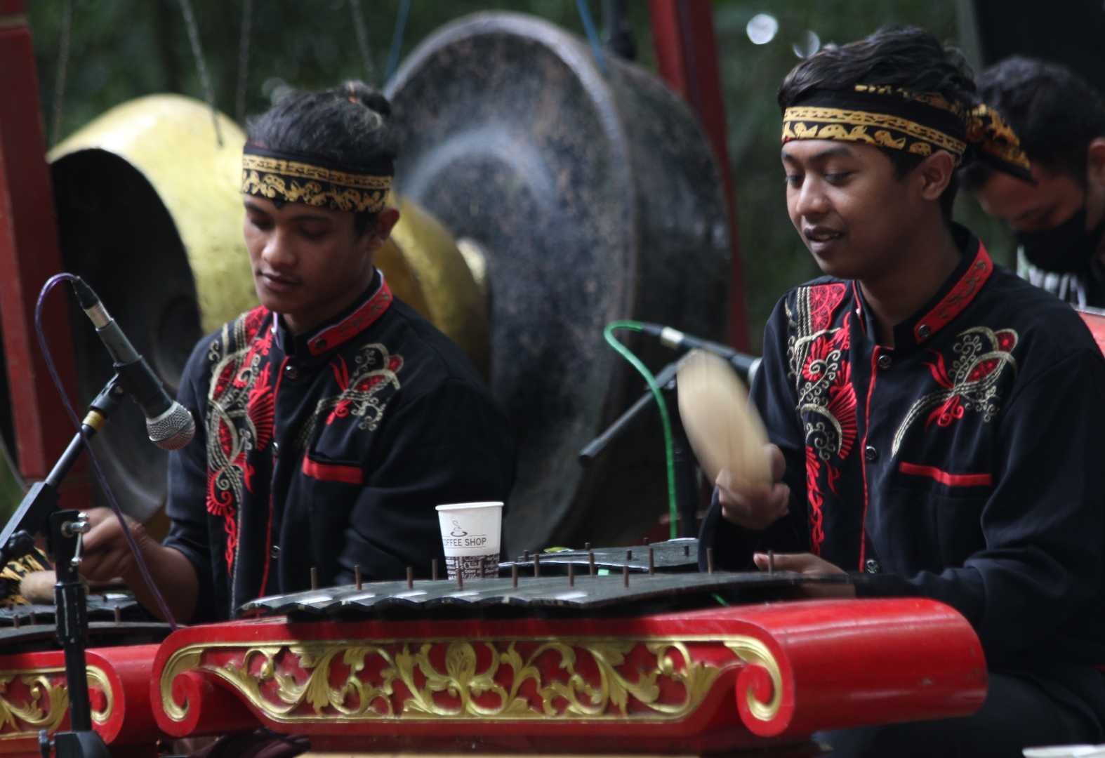 pemain gamelan