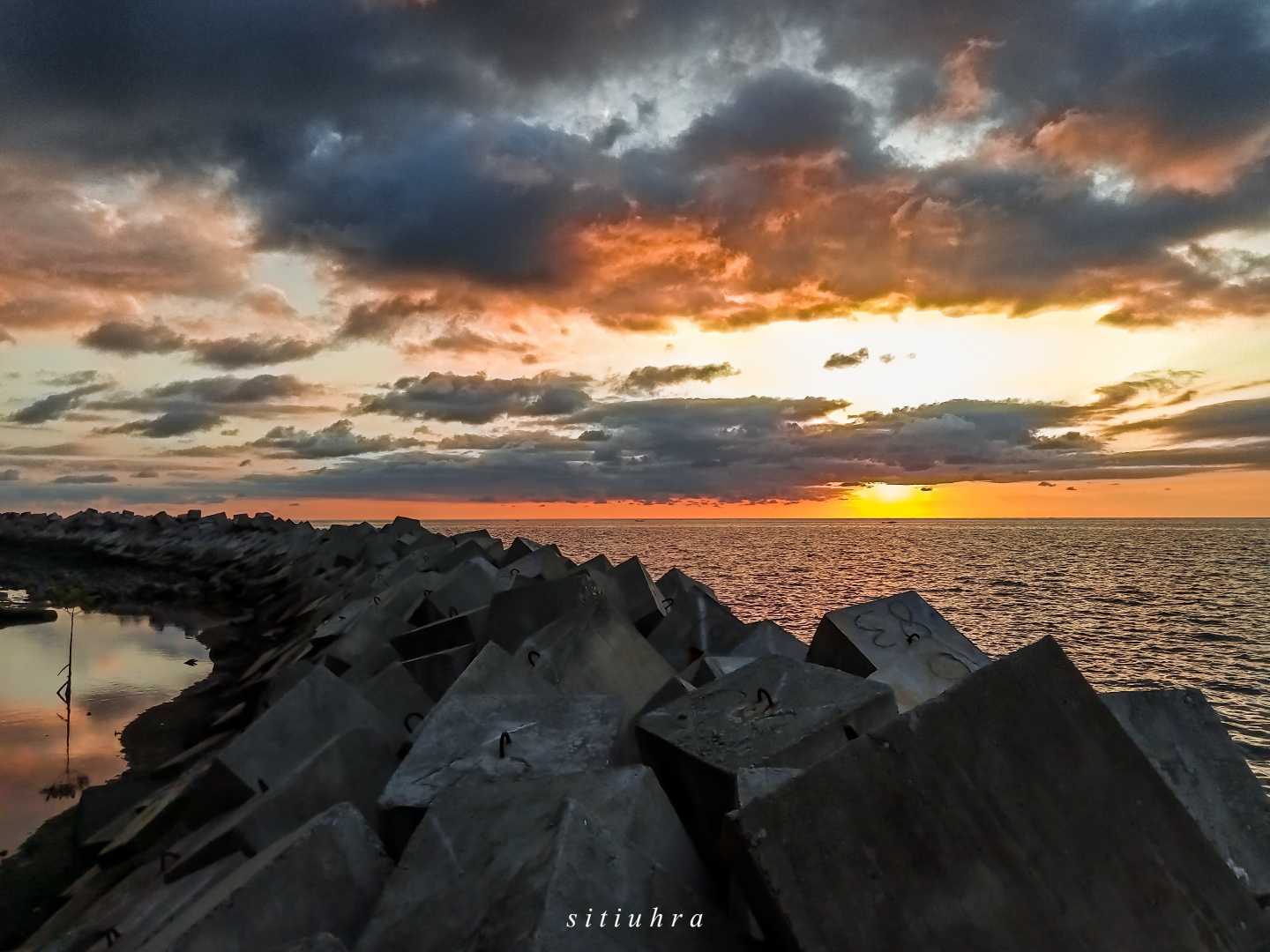 Senja di antara pemecah ombak di Tolongano