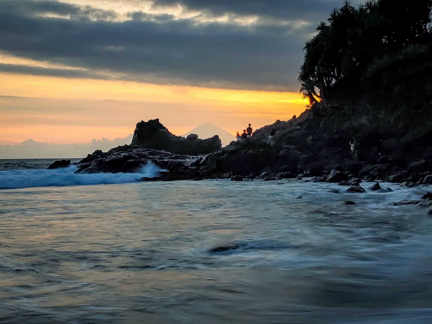 Keindahan sunset di pantai kerandangan 