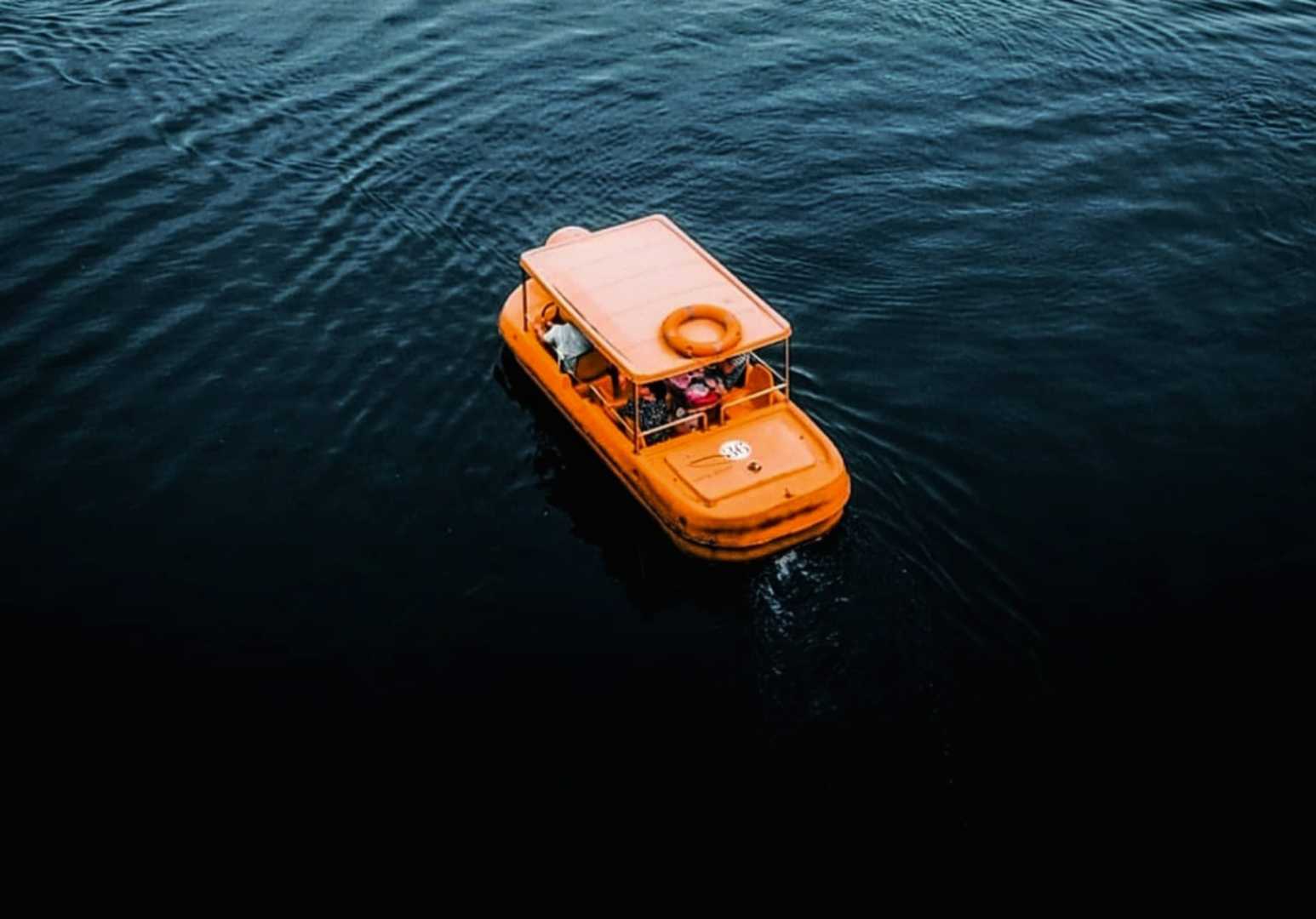 ⛵