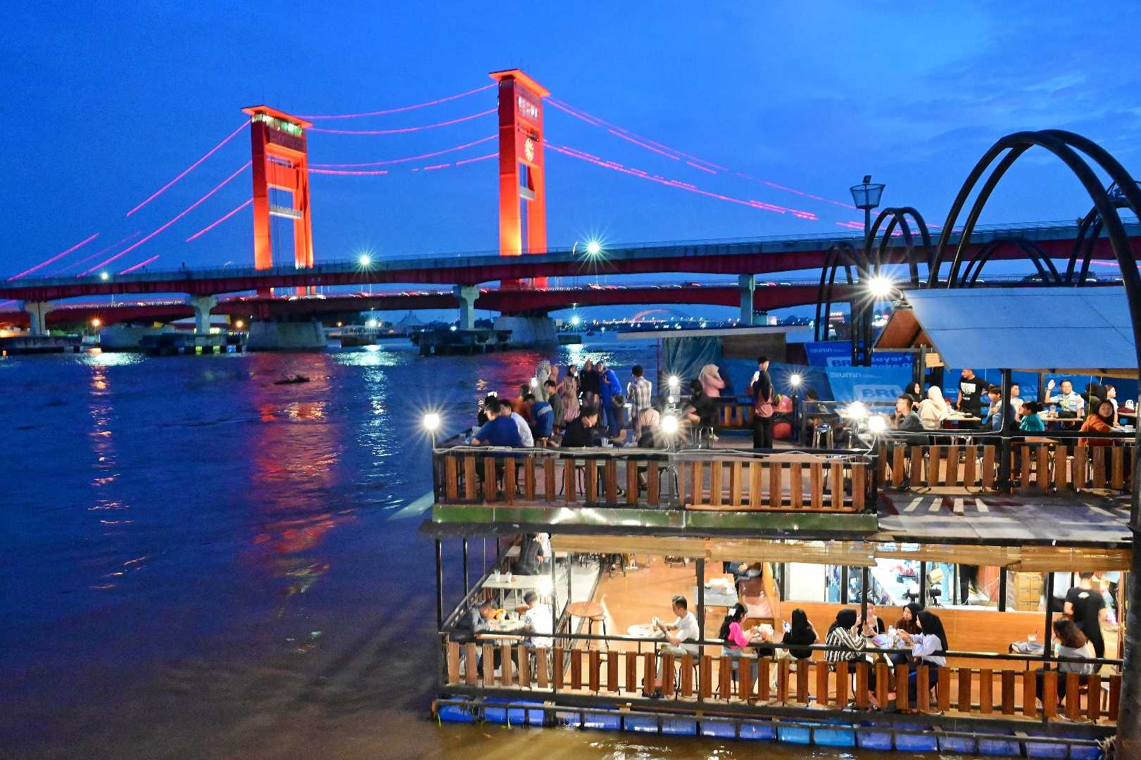 Coffee shop terapung Palembang