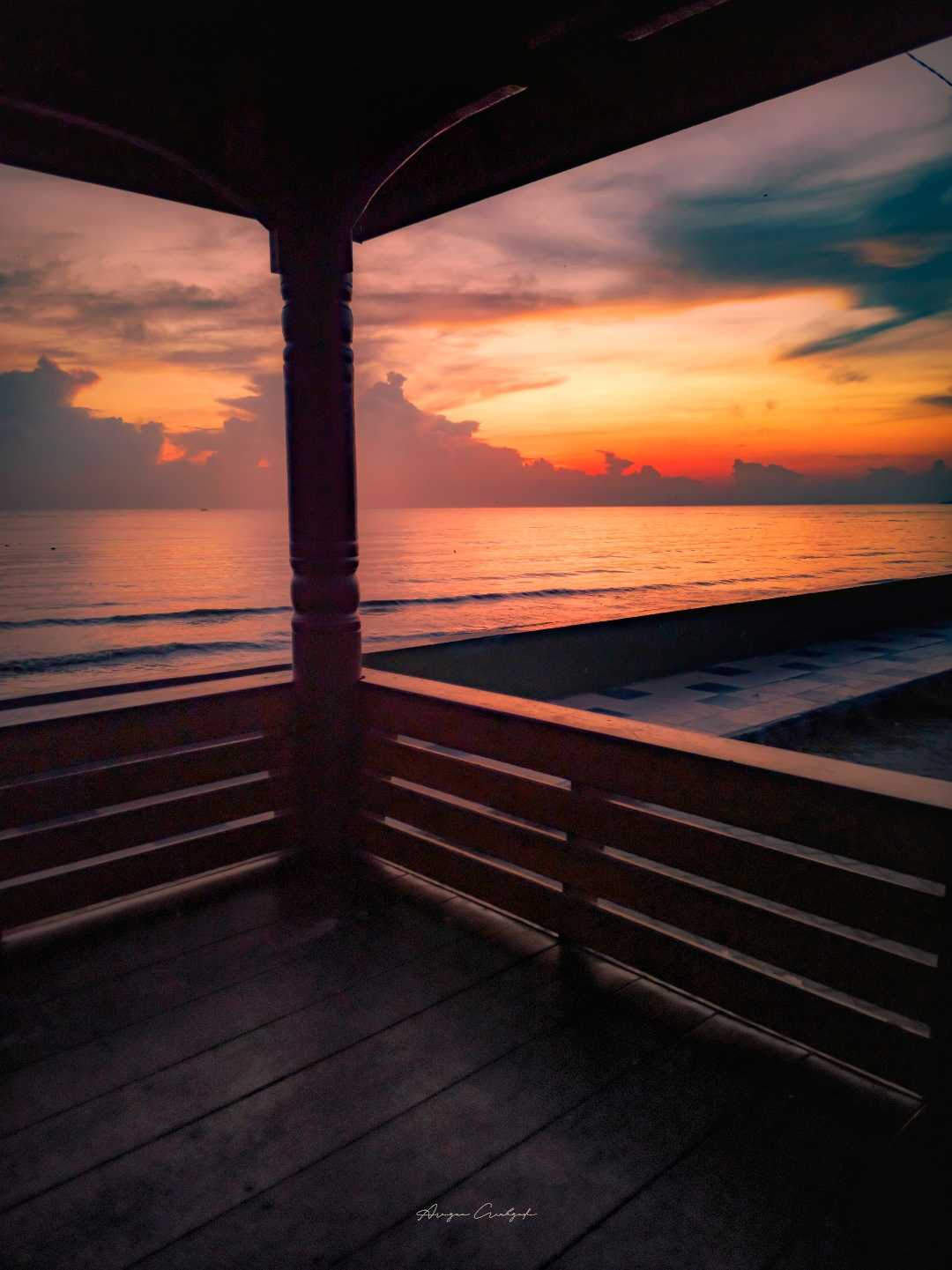 Senja di Balik Jendela 