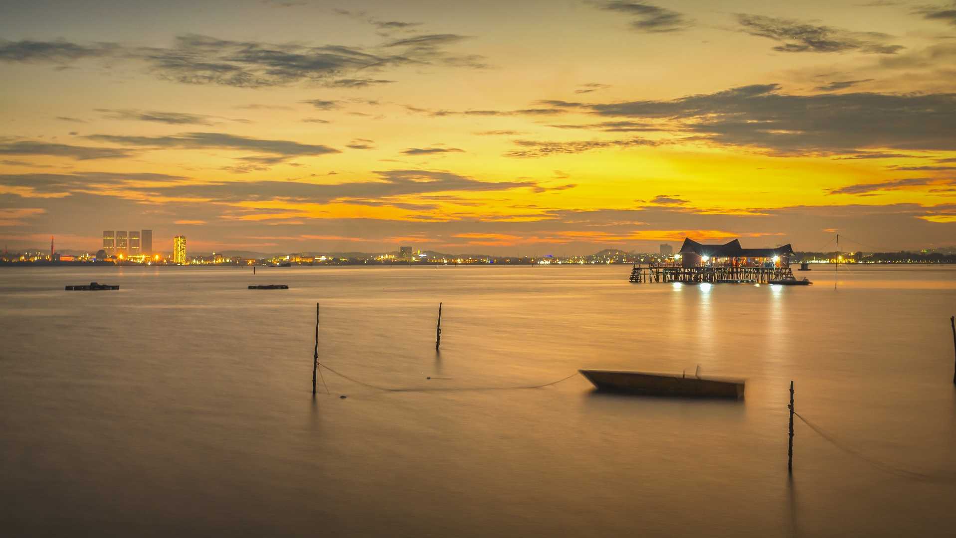 Menikmati Sunset di Kampung Tua