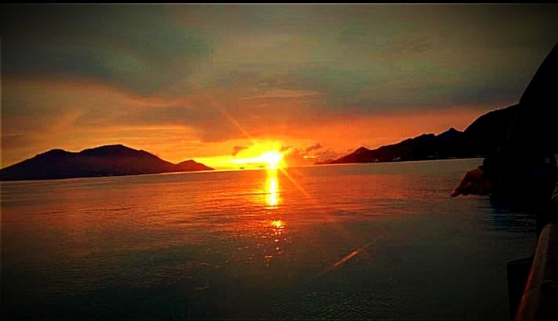 matahari terbenam.