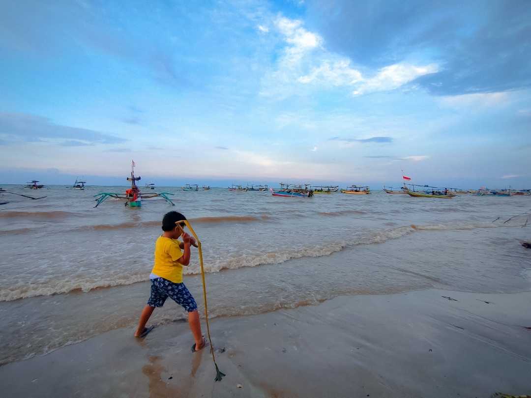 Main dipantai