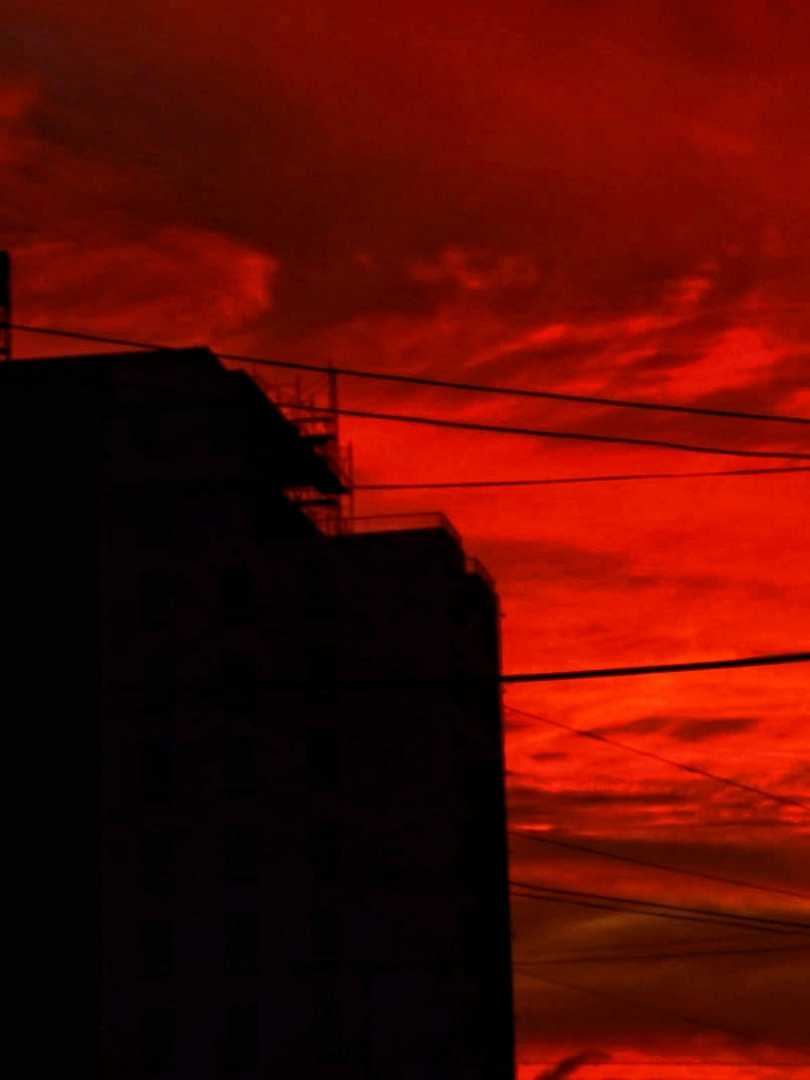 La sombra y el atardecer rojo;