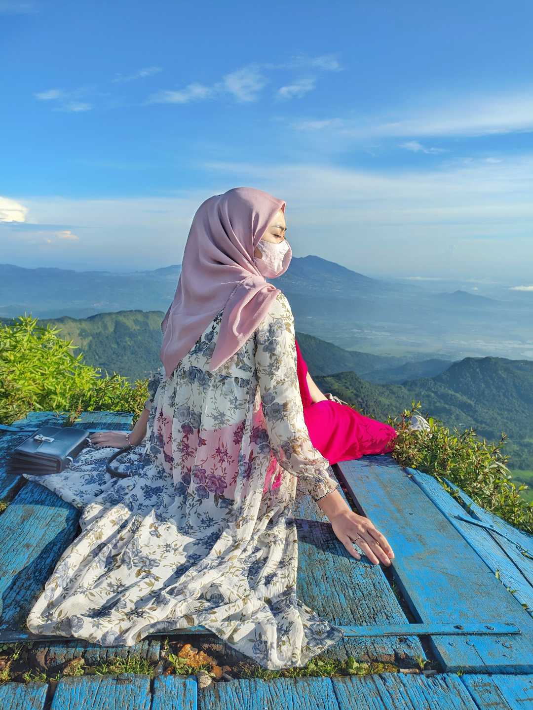 Menikmati keindahannya.. (Gunung Telomoyo)