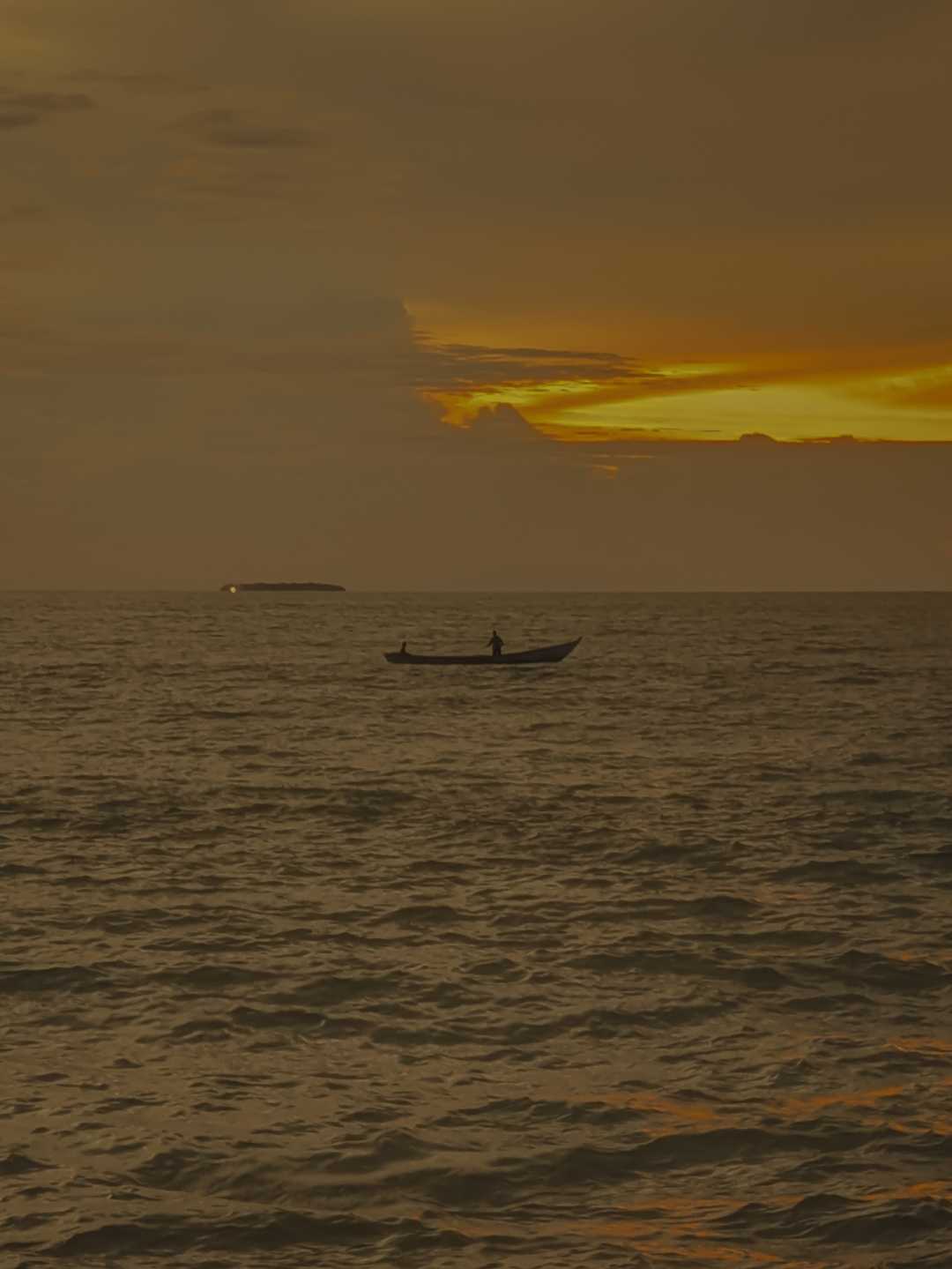 senja di tengah laut..