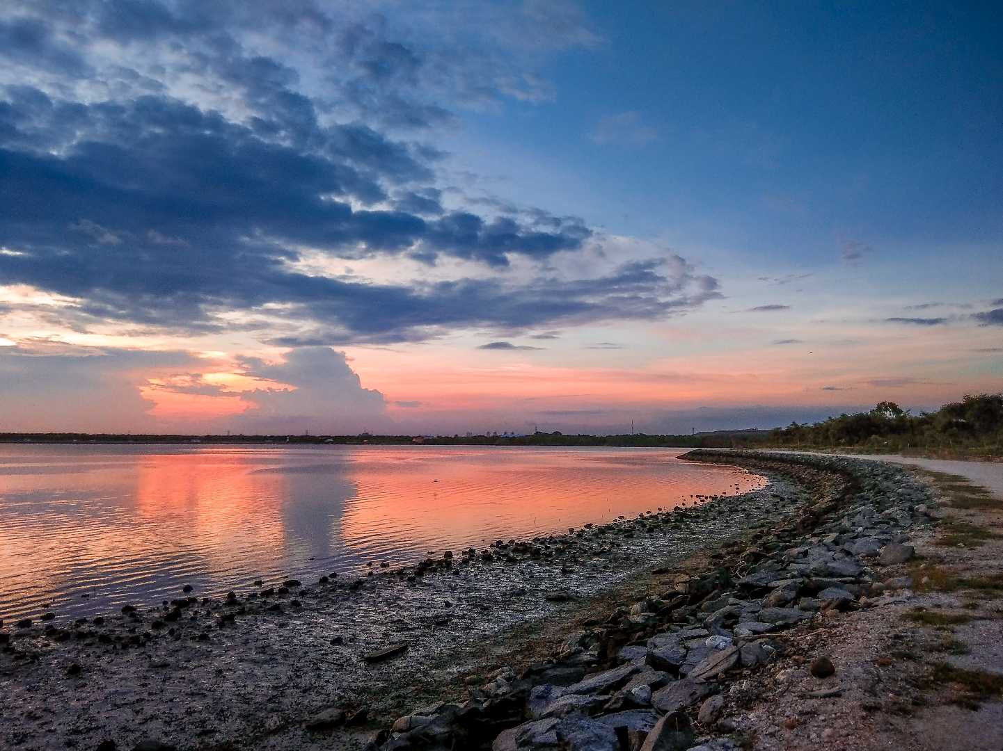 Momen matahari terbenam di pantai serangan