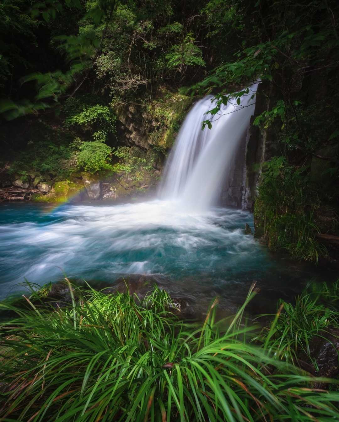 air terjun dan pelangi
